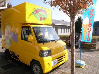 くだもの村のソフトクリーム屋さん　【移動式販売車】　　　　　　　　　　　　　始動！！