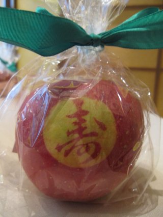 寿リンゴ（結婚式等）・会社名ロゴマーク入りリンゴ用にシール貼りをしました。