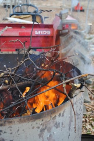 現代農業を参考に作ってもらいました！　剪定　枝　処理（燃やし）