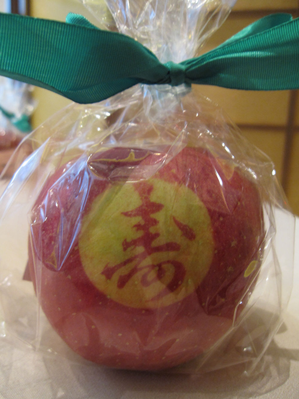 寿リンゴ（結婚式等）・会社名ロゴマーク入りリンゴ用にシール貼りをしました。